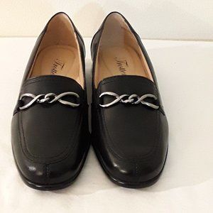 Women's Trotters Shoes 7.M